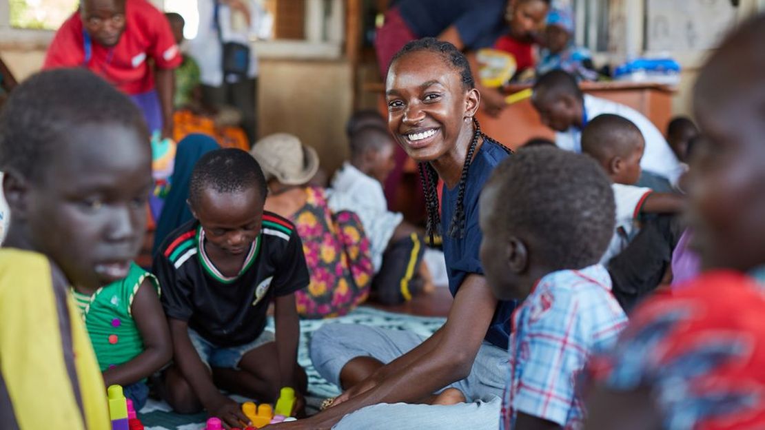 HI-Botschafterin und Supermodel Nicole Atieno mitten im Spielzentrum von Kakuma.