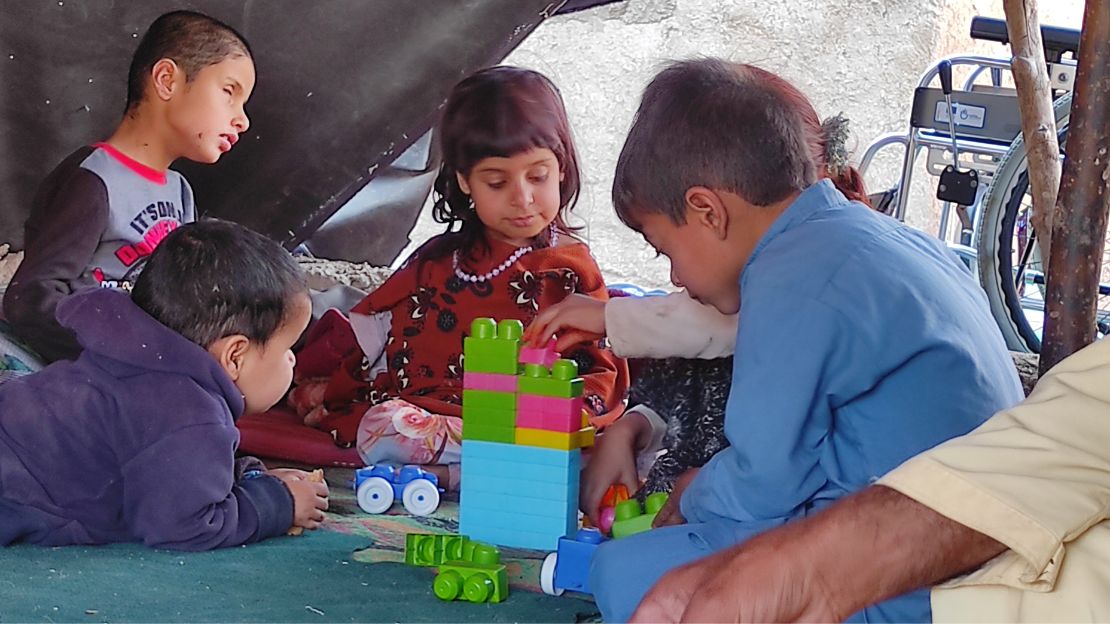Kinder von Noor Mohammad beim Spielen im Zelt. 