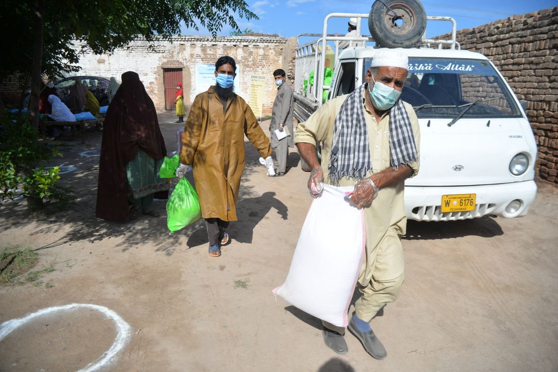 Lebensmittelverteilung im Rahmen des Ausbruchs der Corona-Pandemie in Pakistan 