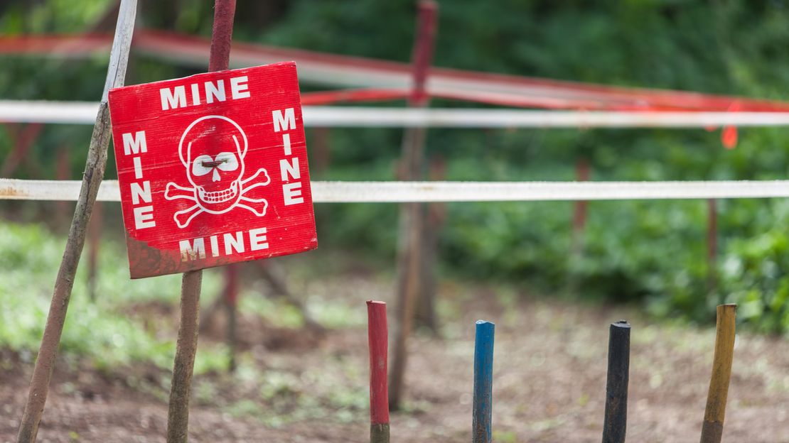 Ein rotes Warnschild mit Totenkopf und der Aufschrift 