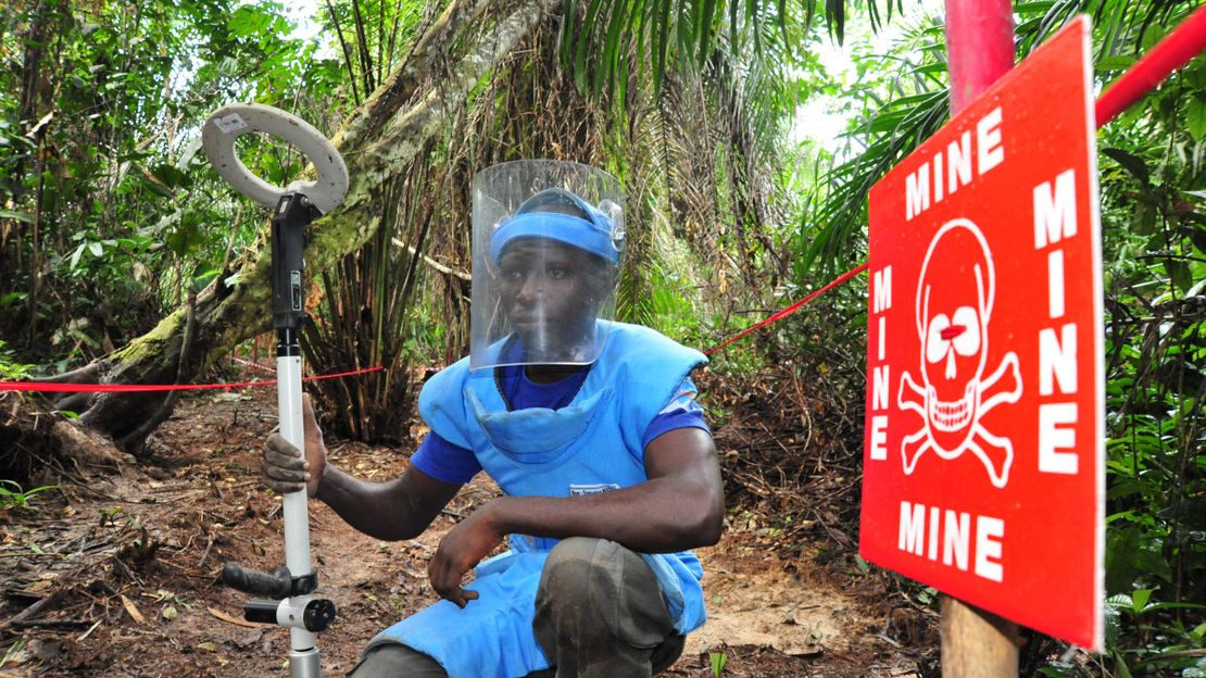 Mindestens 60 Staaten und andere Gebiete sind durch Antipersonen-Minen verseucht. Hier ein HI-Entminer in der DR Kongo.