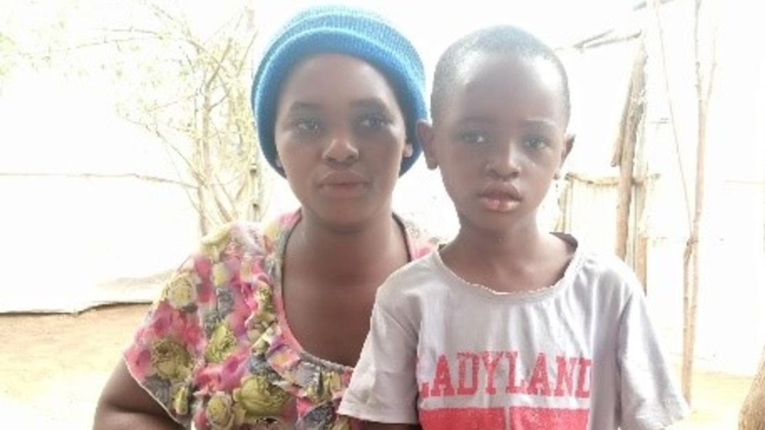 Rashid und seine Mutter Julienne im Lager Kakuma in Kenia im April 2022 