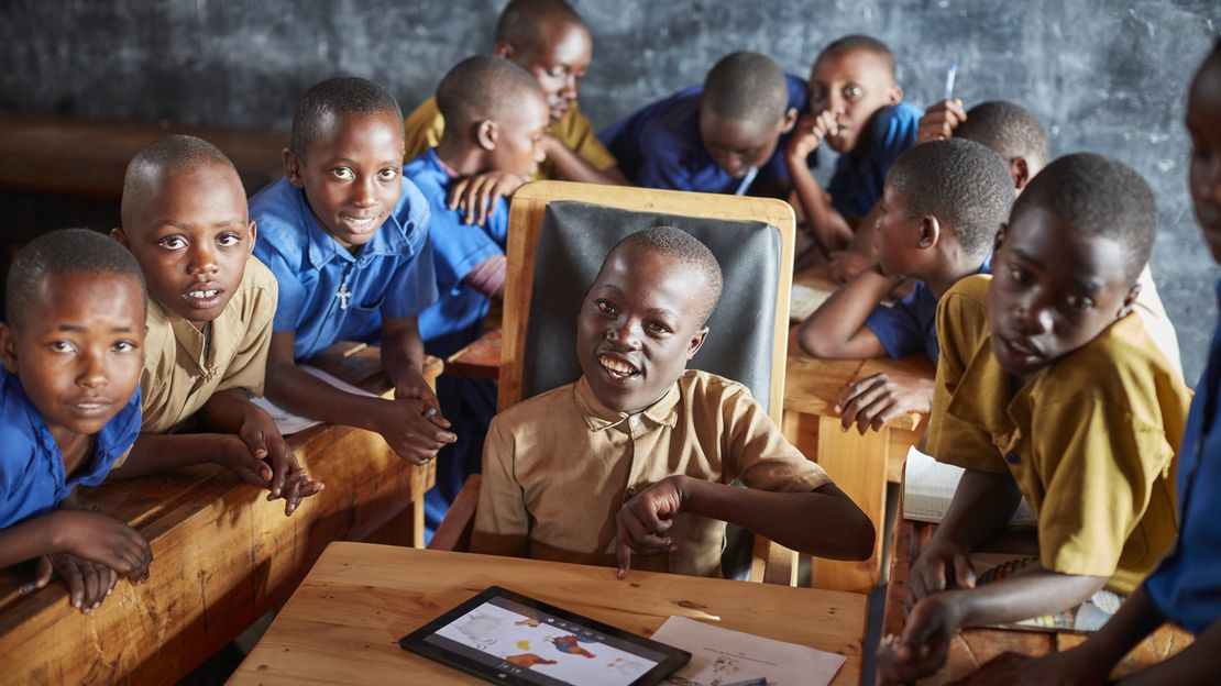 Emmanuel als Ruanda hat eine zerebrale Lähmung. Dank seinem Rollstuhl von HI kann er die Schule besuchen. 