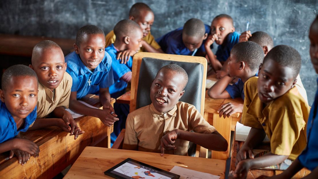 Emmanuel mit seinen Klassenkameraden an der GS Ruhango Schule in Ruanda