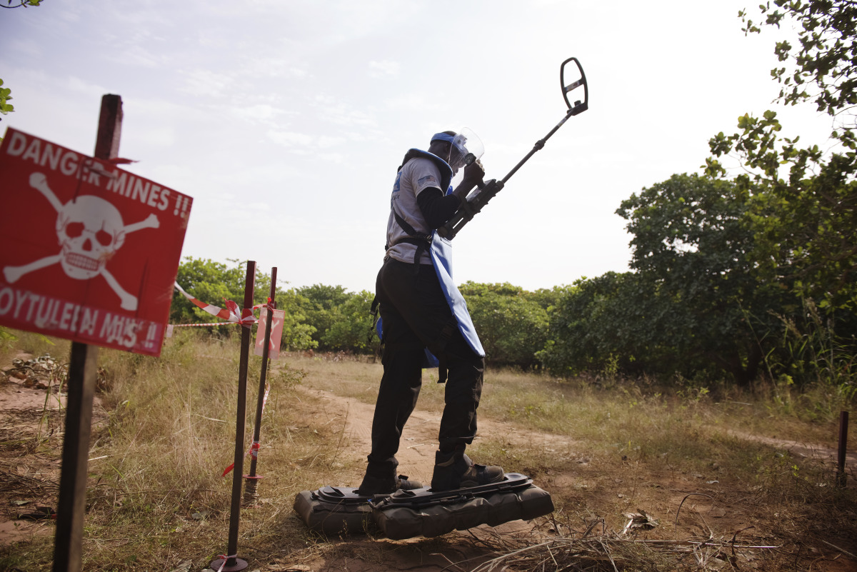 Minenräumer Souleye mit Matramine und Metalldetektor auf einem Testfeld am Eingang des Dorfes Diagnon, östlich von Ziguinchor. 