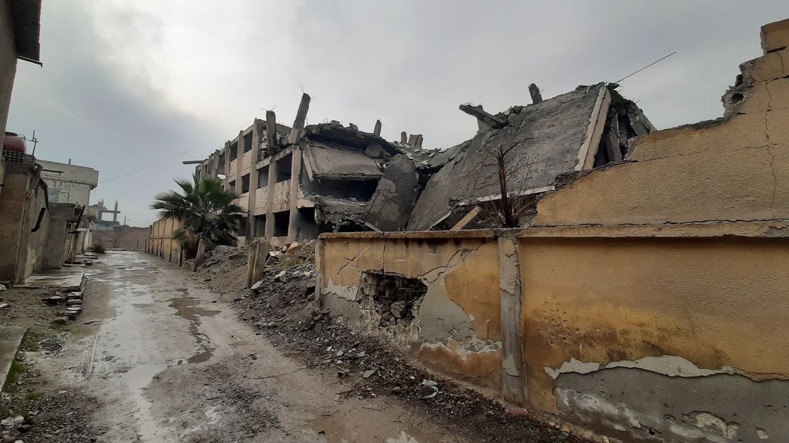 Die Zerstörungen zeigen die Folgen des Einsatzes von Explosivwaffen im Stadtgebiet von Rakka (Syrien). 