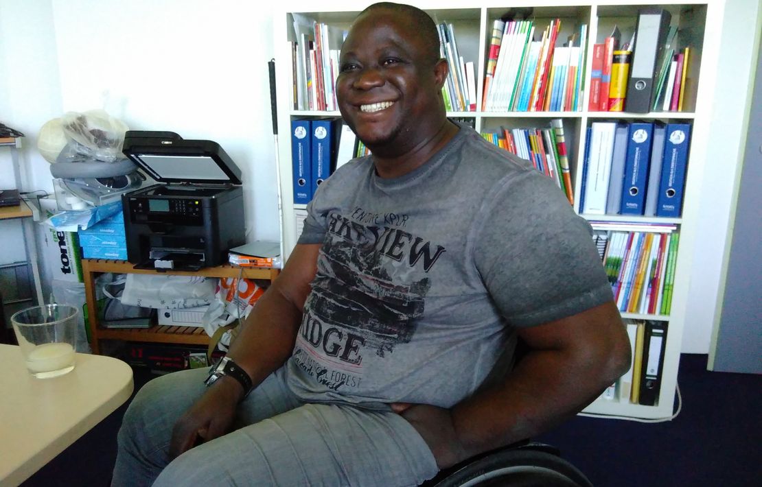 Samuel Jerry Ubi bei seiner ehrenamtlichen Arbeit bei ComIn