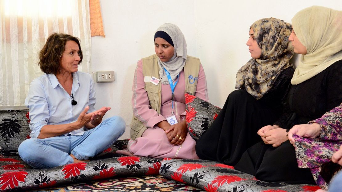 Ulrike Folkerts besucht die Schwestern Maysa, 26 und Samah, 27 in ihrem Zimmer, welches sie durch Vermittlung von HI bekommen haben.