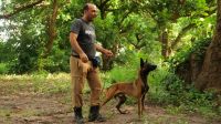 Trainer Basher Issa Al-Majali und hält Hund Storm an der Leine.