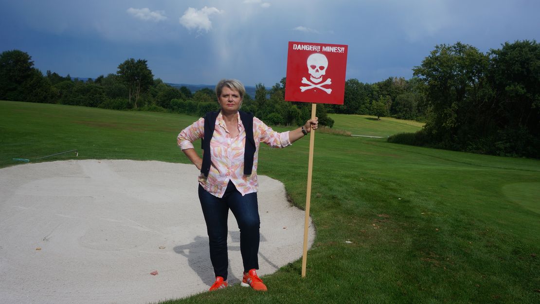 Andrea Spatzek, die Gabi Zenker aus der „Lindenstraße“ beim Golfspielen für Minenopfer