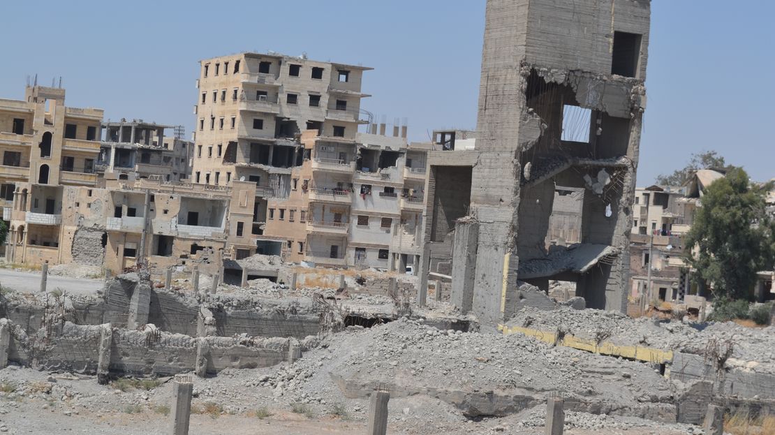 Durch Explosivwaffen zerstörte Stadt in Syrien