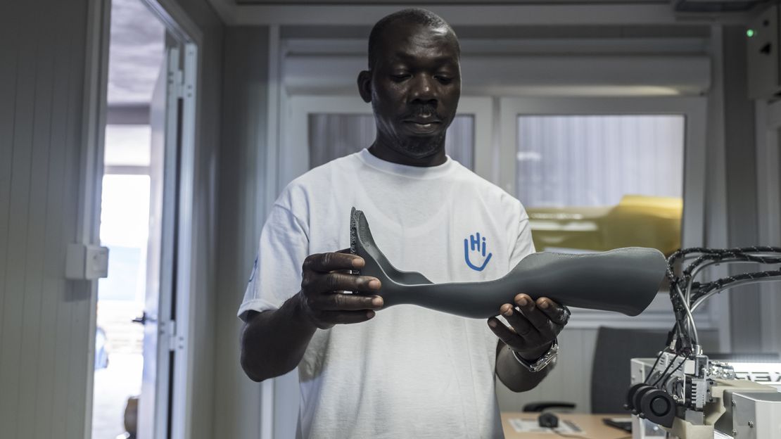 Ein Mann prüft eine mit 3D-Technik hergestellte Beinorthese