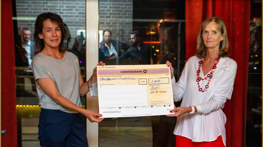 Auf dem Bild ist die Scheckübergabe an HI auf der Sommerveranstaltung der Berliner Wirtschaftsverbände zu sehen.