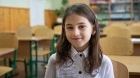 Ein Mädchen in der Ukraine in einem Klassenzimmer