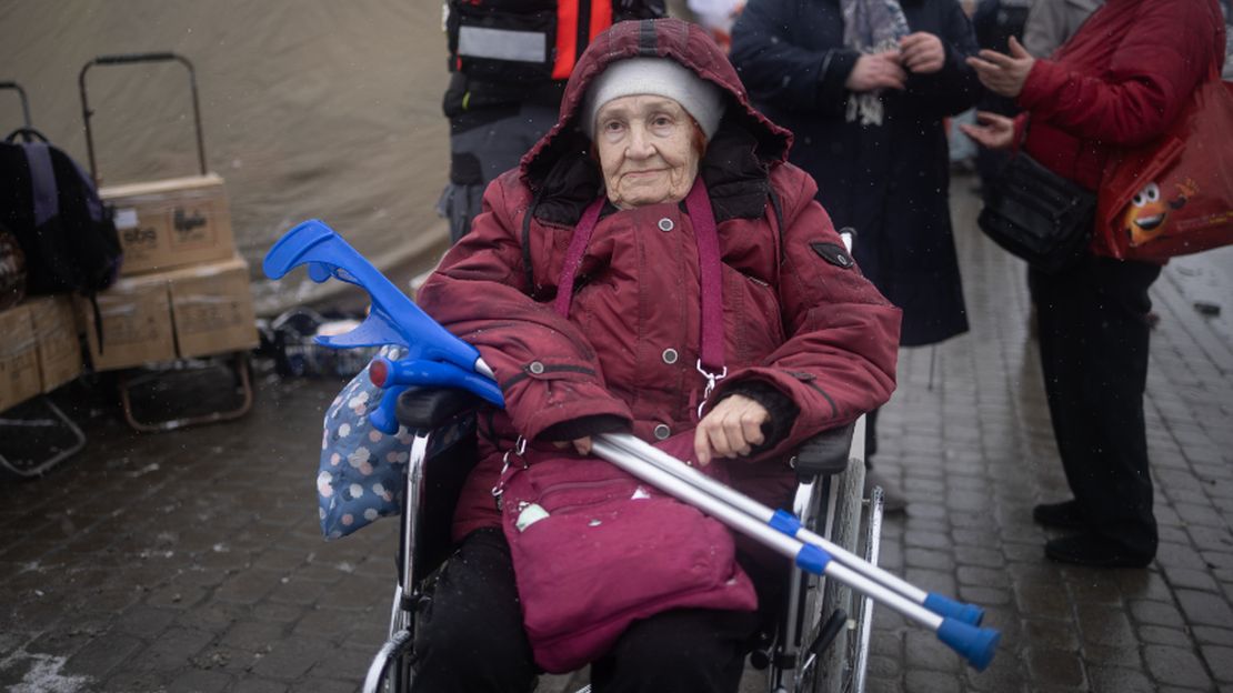 87 Jahre alte Frau überquert die Grenze von der Ukraine nach Polen im Rollstuhl.