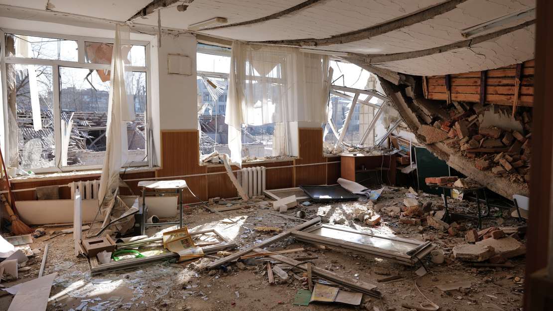 Trümmer und eine zerstörte Wohnung mit Blick durch die Fenster