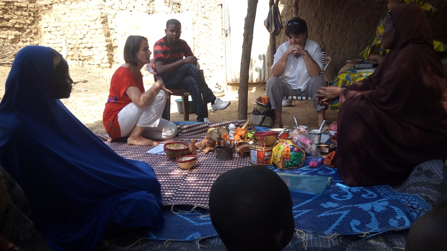 Uta Prehl bei einer  internen Evaluation in Maradi, Niger, für das Projekt ESSPOIR für zur Entwicklungsförderung unterernährter Kinder
