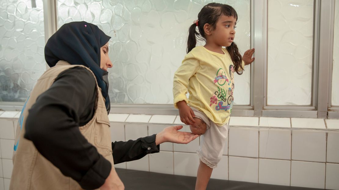 Die 4-jährige Hala verlor durch einen Luftangriff ihr rechtes Bein. Auf dem Bild sieht man sie bei der Physiotherapie.
