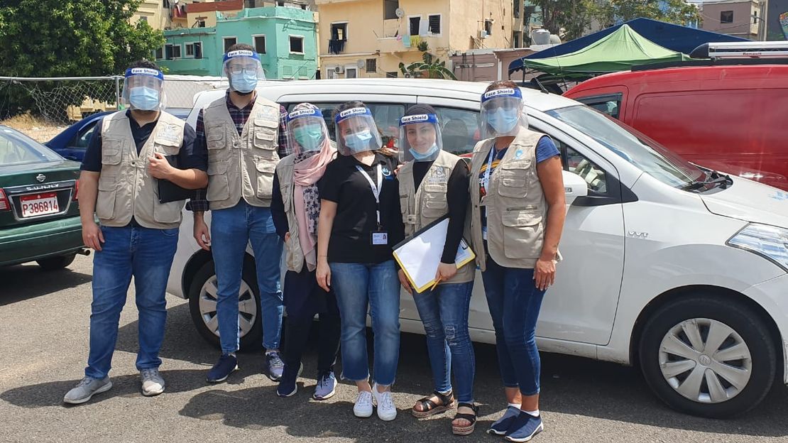 Zainas Team bereitet sich auf ein Treffen mit Betroffenen vor.