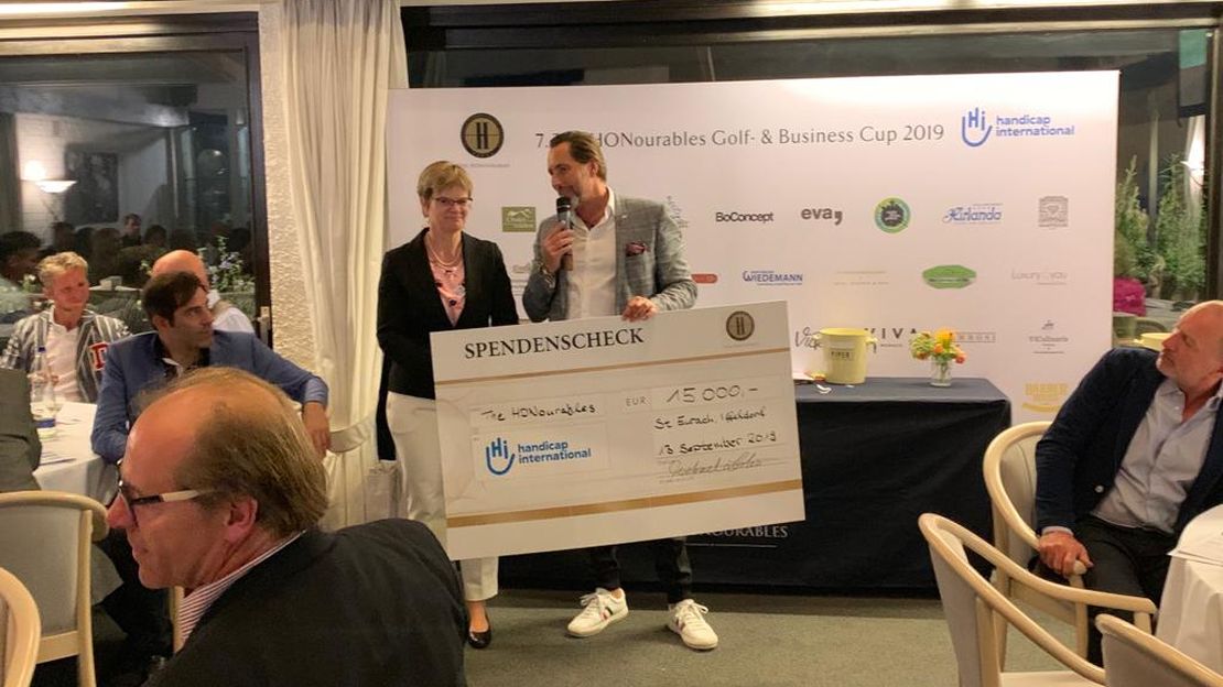 Geschäftsführerin von HI-Deutschland Dr. Inez Kipfer-Didavi nimmt bei der Abendveranstaltung zum Golf-Turnier den Spendenscheck in Höhe von 15.000 Euro von Michael Lohr, dem Präsidenten des Netzwerks 