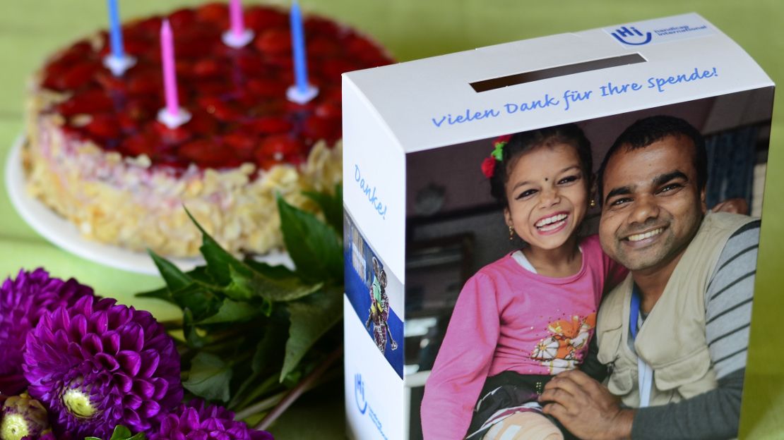 Spendenbox mit Kuchen bei einer individuellen Feier zugunsten von HI