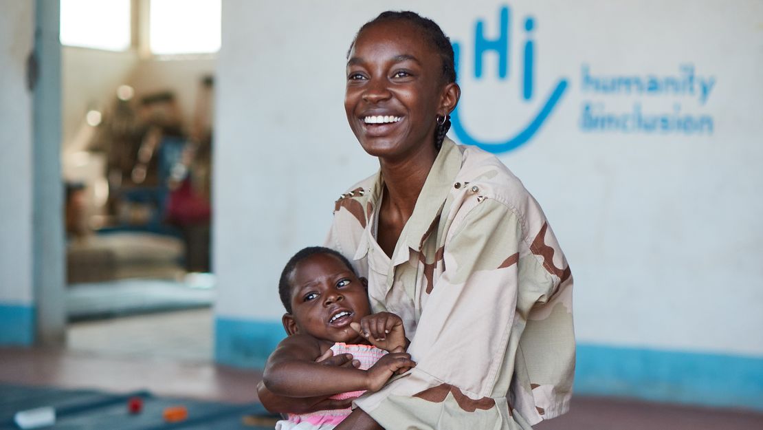 Das Gehirn der kleinen Aline aus dem Kongo ist von Geburt an geschädigt. Mit Nicole Atieno hat sie sich direkt angefreundet.