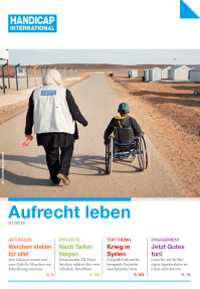 Das Titelbild der Spenderzeitschrift zeigt einen Jungen im Rollstuhl von Hintern. Eine HI-Mitarbeiterin läuft neben ihm.