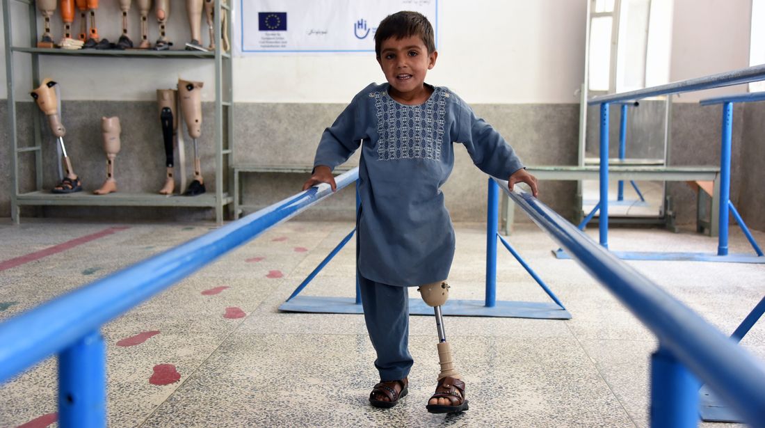 Der kleine Sanaullah wurde von einer Mörsergranate getroffen und verlor sein Bein. Er erhält Unterstützung von HI. Der kleine Sanaullah aus Afghanistan bekommt in einem Reha-Zentrum Therapie.
