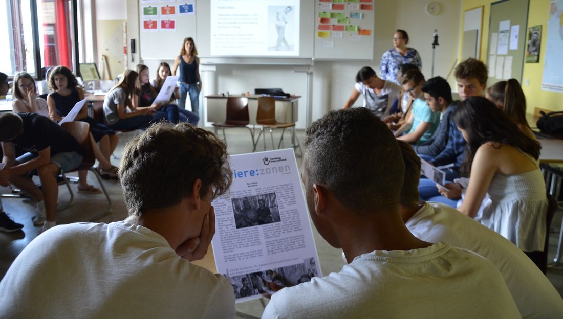 Schüler bei einer Veranstaltung des Bildungsprojekts