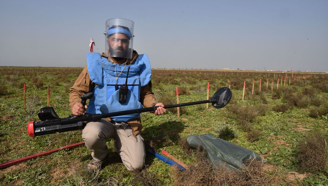 Ein Entminer im Irak in seiner Schutzausrüstung.