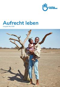 Das Titelbild der Spenderzeitschrift zeigt eine Frau, die ein kleines Mädchen trägt.