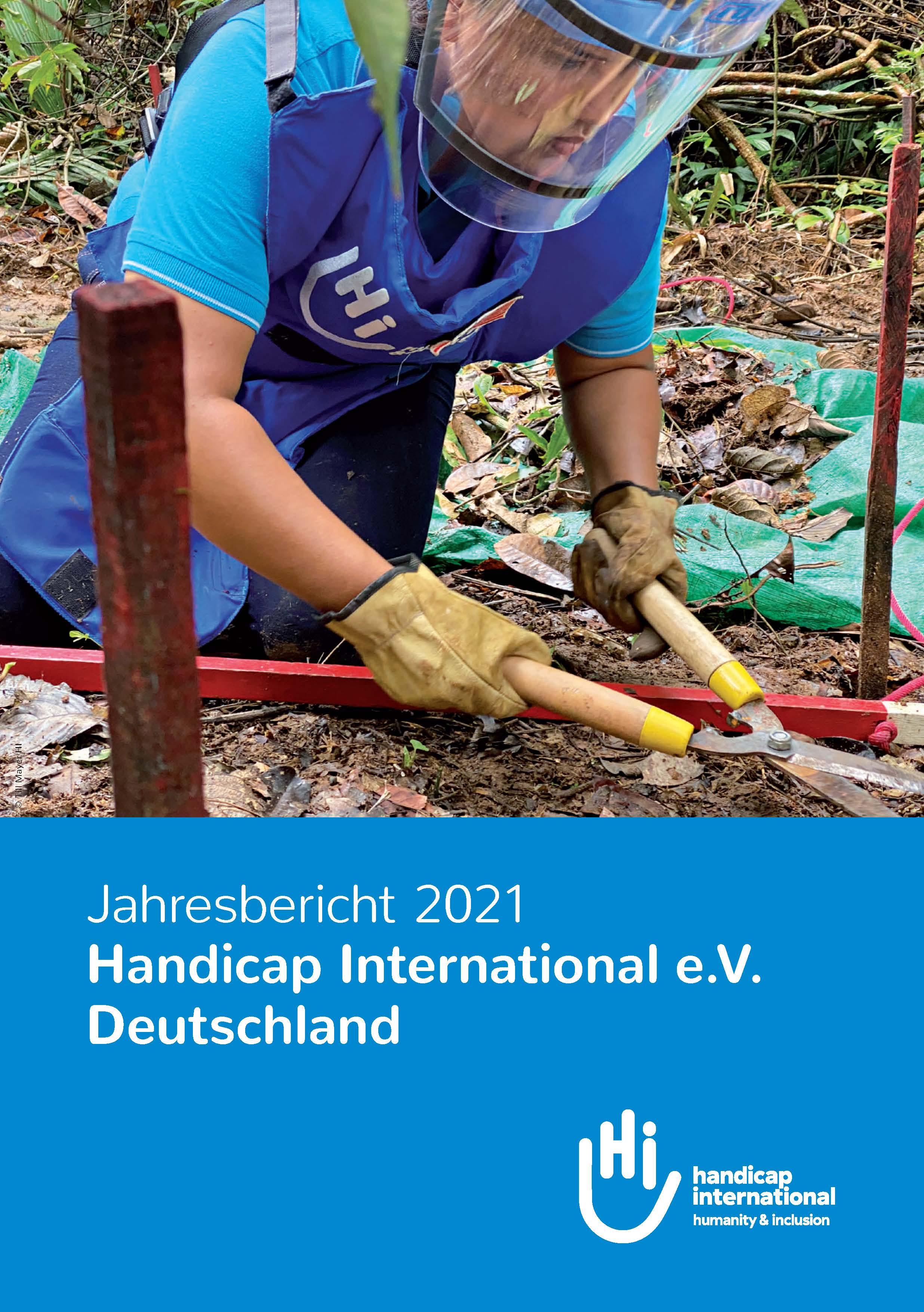 Auf dem Titelbild des deutschen Jahresberichts ist eine Entminerin bei der Arbeit zu sehen