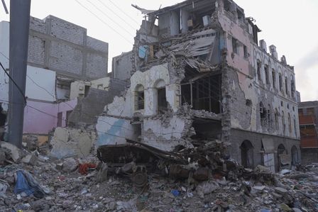 Ein zerbombtes haus in Aden in Jemen