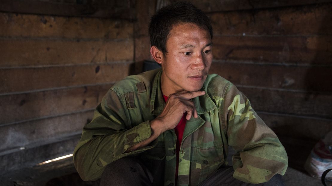 Der junge Bauer Chue aus Laos verlor bei der Explision einer Streubombe seinen Arm. 
