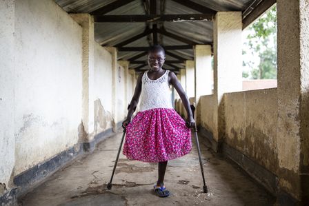 Kelvine aus der demokratischen Republik Kongo mit ihren Krücken, ihr fehlt ein Bein.