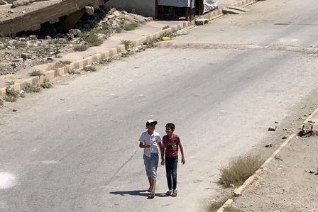 Zwei Kinder in den Straßen einer vom Krieg zerstörten Stadt in Syrien