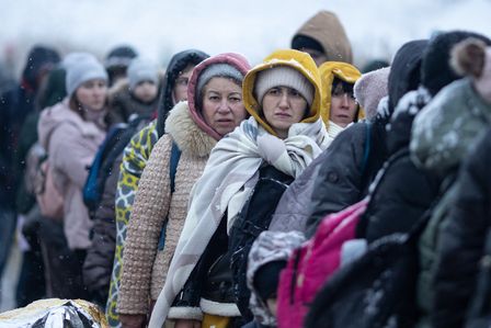 Gruppe von Menschen in der Kälte in einer Schlange