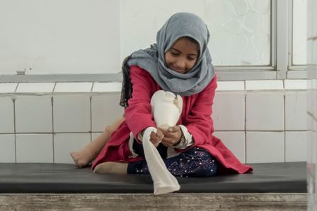 Fatehia aus Jemen verlor ein Bein, als ihre Schule 2019 von einem Luftangriff getroffen wurde.