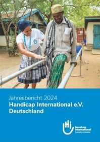 Cover Jahresbericht. Eine Physiotherapeutin von Handicap International macht Übungen an Parallelstangen mti einem Mann. 