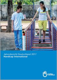 Das Titelbild des Jahresbericht 2017 zeigt ein Mädchen, das mit ihrer neuen Beinprothese das Laufen lernt, und einen HI-Helfer.