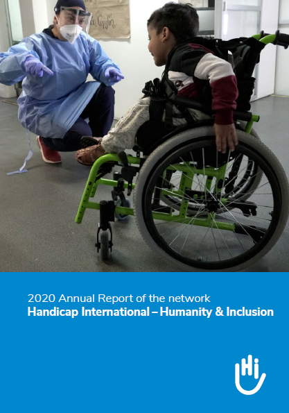 Das Bild des englischen Jahresberichts 2020 zeigt einen Jungen in einem Rollstuhl und einen Helfer mit Maske daneben.
