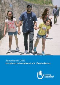 Das Titelbild des Jahresberichts Deuschland 2019 zeigt einen HI-Mitarbeiter mit zwei Kindern.
