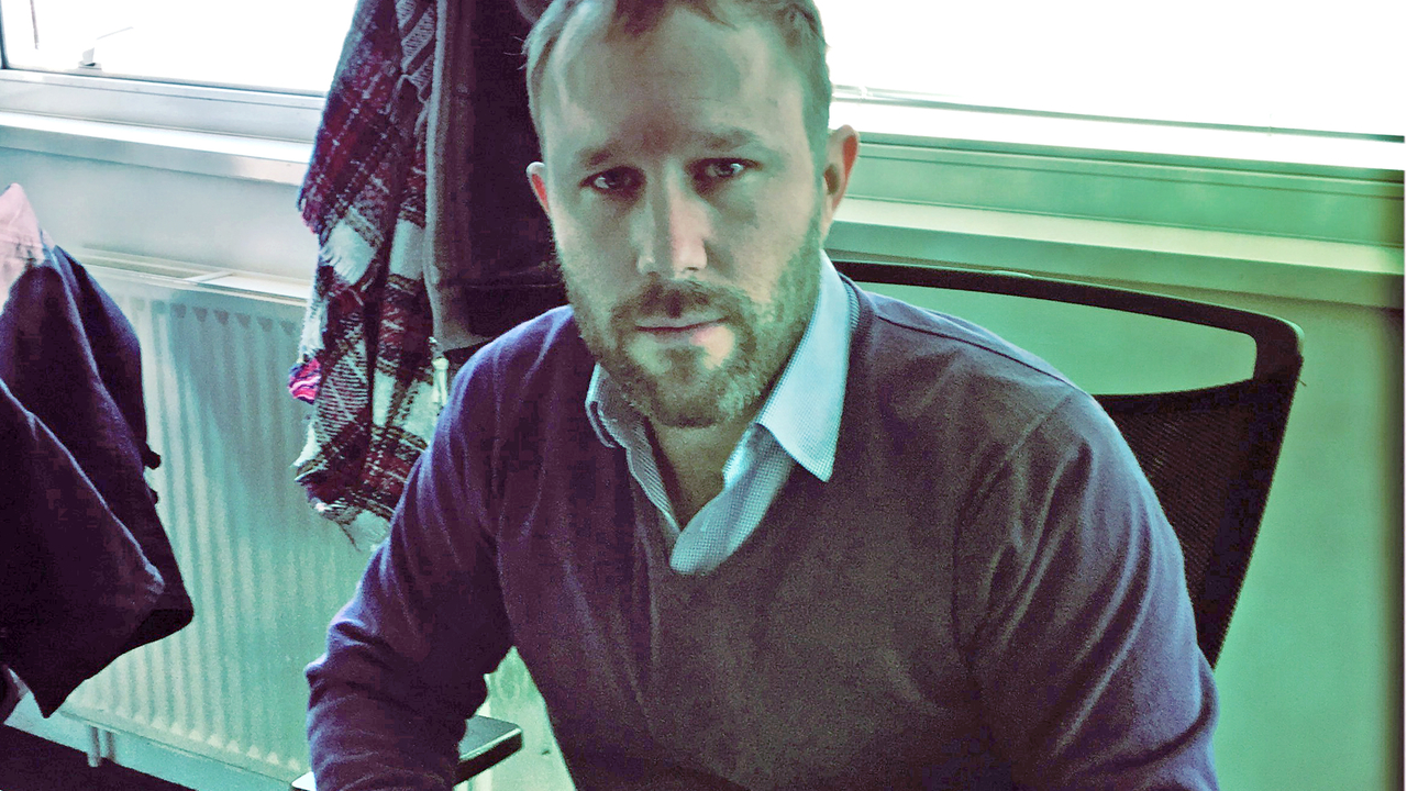 Arnaud Pont an seinem Schreibtisch im ukrainischen Büro