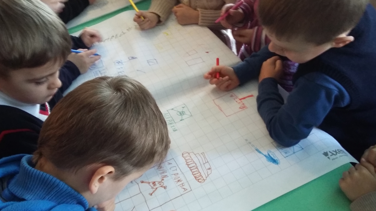 Das Bild zeigt mehrere Kinder, die bunte Bilder von Minen zeichnen