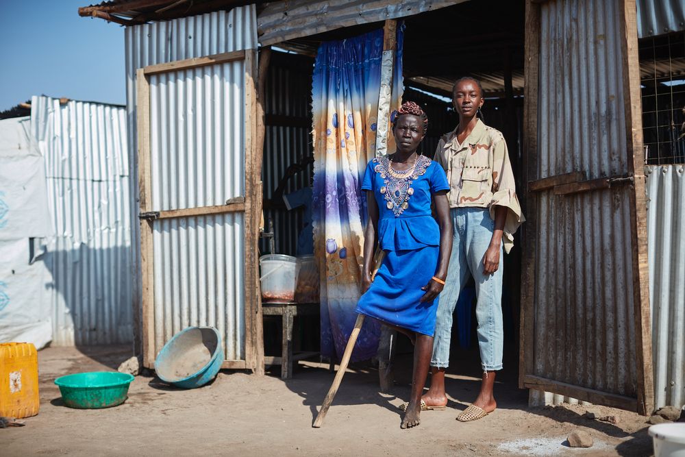 Anett Poni mit Nicole Atieno vor ihrem Restaurant