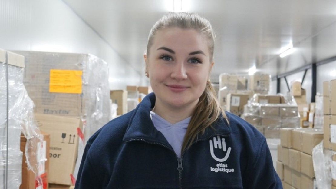 Das Bild zeigt die Apothekerin Anna in einem Lagerhaus von Atlas Logistik, der Logistik-Einheit von Handicap International.