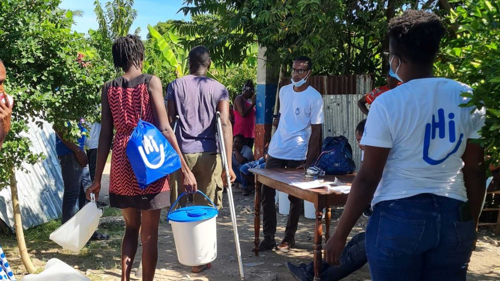 Nach dem Erdbeben erhalten Menschen in Haiti Hygiene-Kits
