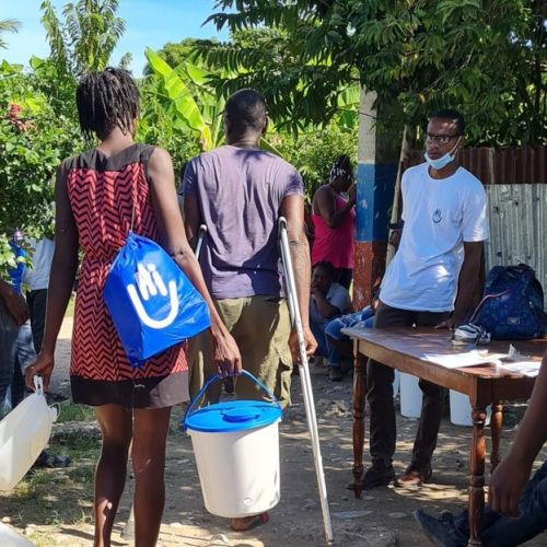 Nach dem Erdbeben erhalten Menschen in Haiti Hygiene-Kits