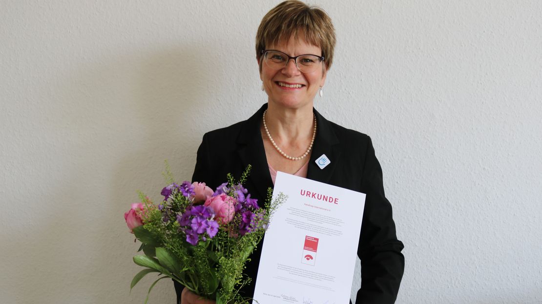 Dr. Inez Kipfer-Didavi, Geschäftsführerin von HI, mit der Urkunde des Deutschen Spenderats