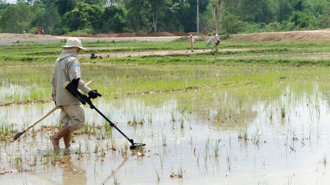 Entminer in Laos bei der Arbeit
